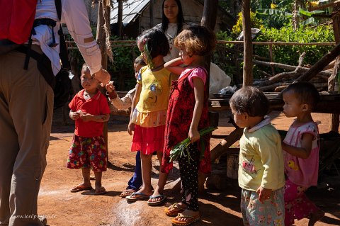 20191124__00124-89 Au hasard des rues de Tharkhaung, enfants au bonbon